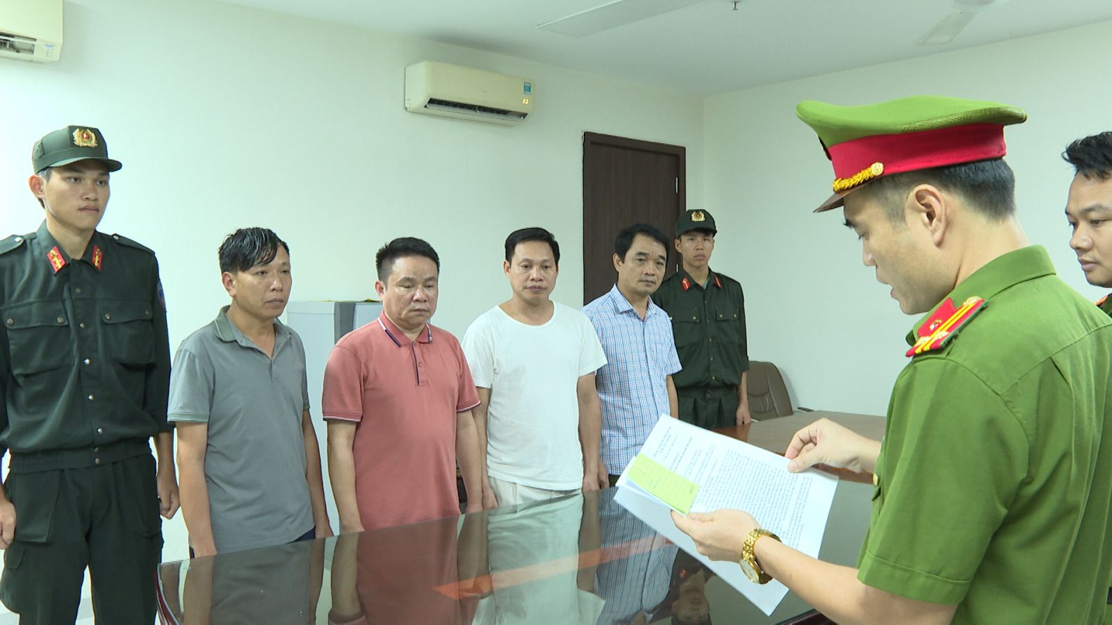 Cơ quan CSĐT Công an tỉnh thi hành lệnh bắt tạm giam đối với các đối tượng Cơ quan CSĐT Công an tỉnh thi hành lệnh bắt tạm giam đối với các đối tượng