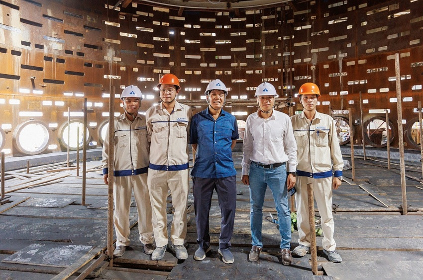 Chủ tịch Hòa Phát Trần Đình Long và các cộng sự tại nhà máy