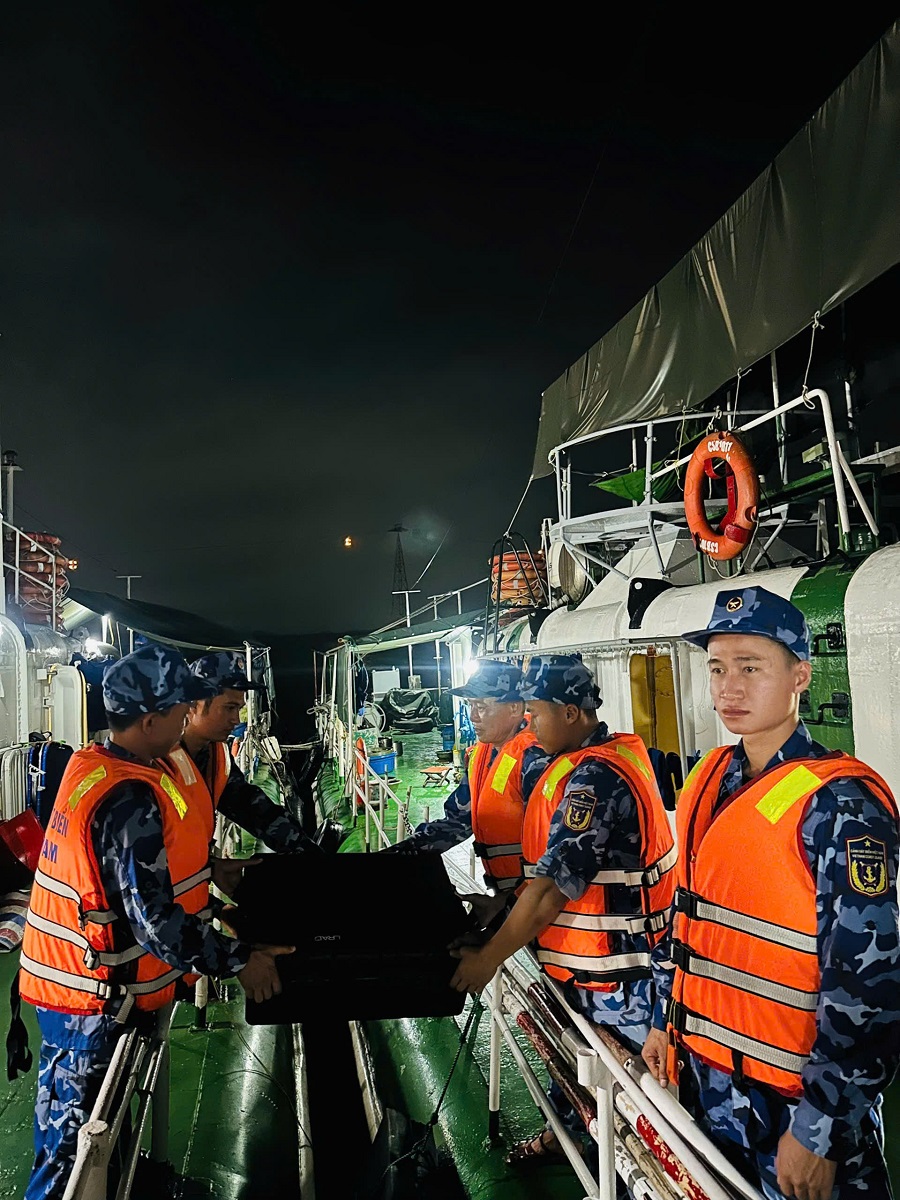 Tàu CSB 1014 bàn giao vật chất phục vụ công tác tuyên truyền sang tàu CSB 1011