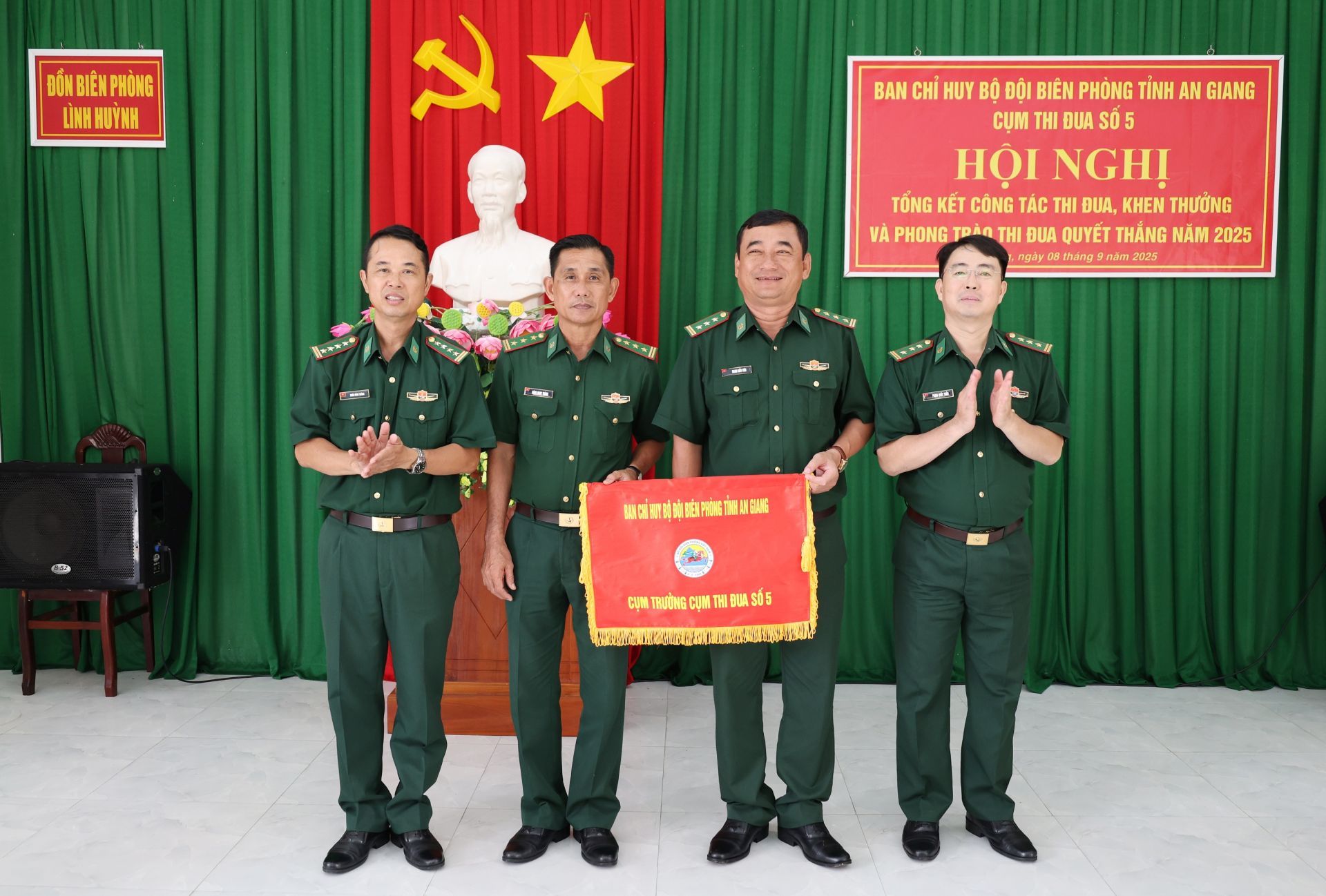 Đồn Biên phòng Lình Huỳnh bàn giao cờ cụm trưởng Cụm thi đua số 5 năm 2026 cho Đồn Biên phòng Tây Yên