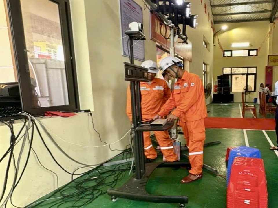 Công nhân Đội Quản lý Điện lực khu vực Móng Cái kiểm tra các thiết bị truyền hình trực tuyến lễ kỷ niệm 80 năm truyền thống ngành Giáo dục và Lễ khai giảng năm học 2025-2026 tại Trường TH &THCS Hải Sơn Công nhân Đội Quản lý Điện lực khu vực Móng Cái kiểm tra các thiết bị truyền hình trực tuyến lễ kỷ niệm 80 năm truyền thống ngành Giáo dục và Lễ khai giảng năm học 2025-2026 tại Trường TH &THCS Hải Sơn