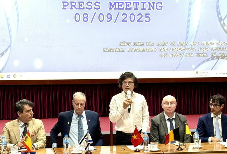 Ông Trịnh Quang Tùng, Phó Tổng Giám đốc phụ trách Hãng Phim Tài liệu và Khoa học Trung ương phát biểu tại buổi họp báo. Ảnh: VGP/Thùy Chi