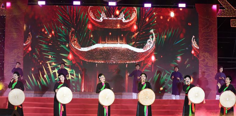 Tiết mục hát quan họ do các liền anh liền chị quan họ Bắc Ninh biểu diễn.