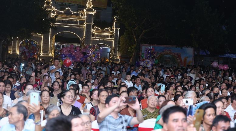 Chương trình nghệ thuật thu hút đông khán giả và du khách thập phương