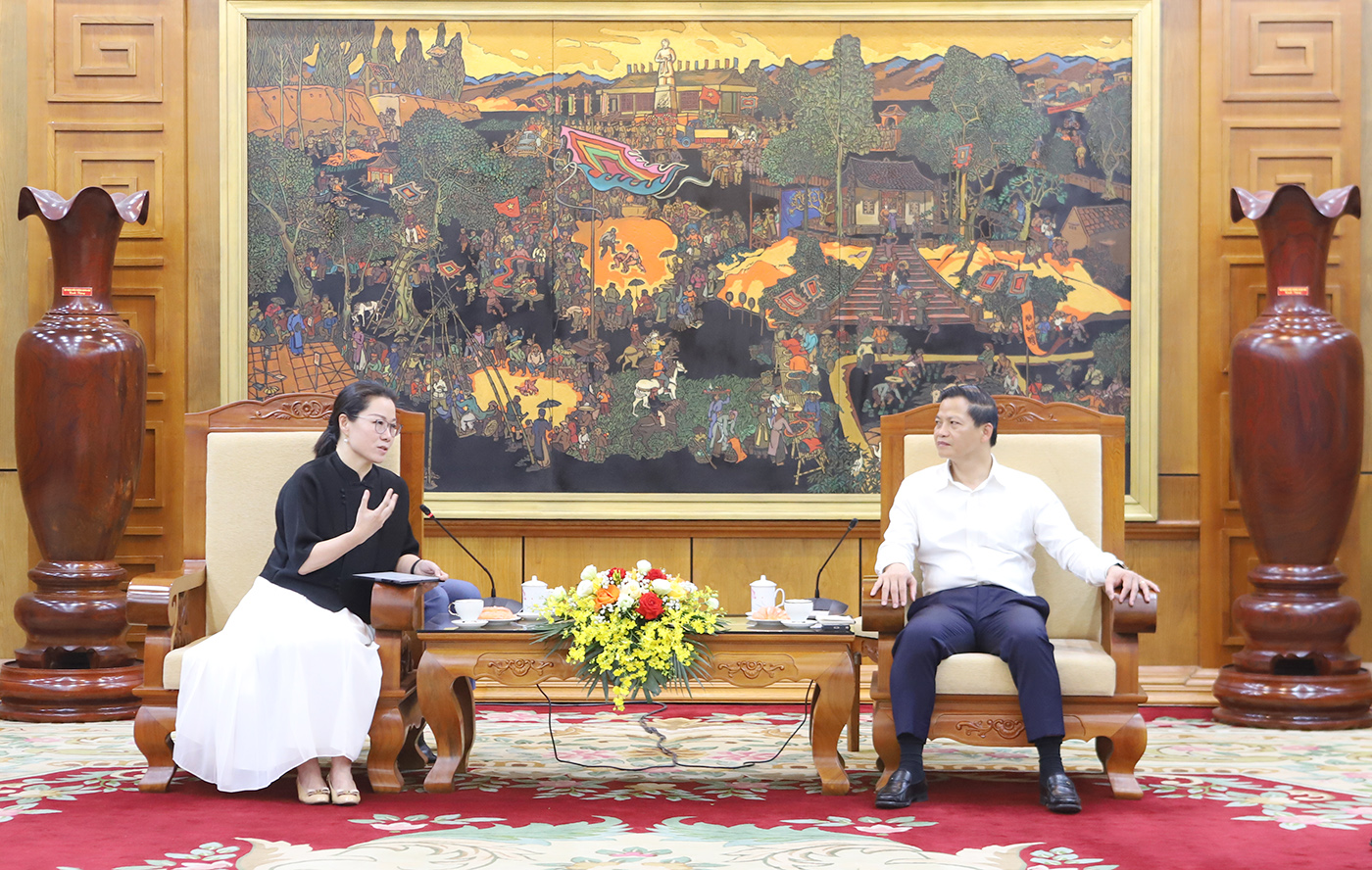 Chủ tịch UBND tỉnh Vương Quốc Tuấn và bà Shilei, Chủ tịch Công ty TNHH Sumec Machinery & Electric trao đổi tại buổi tiếp.