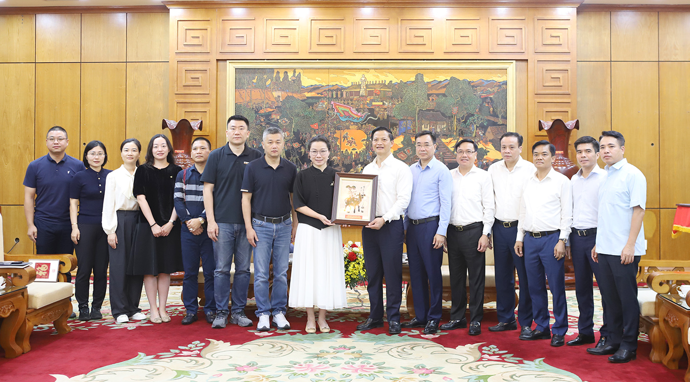 Chủ tịch UBND tỉnh Vương Quốc Tuấn và lãnh đạo sở, ngành, đơn vị tặng tranh dân gian Đông Hồ cho Đoàn doanh nghiệp Trung Quốc.