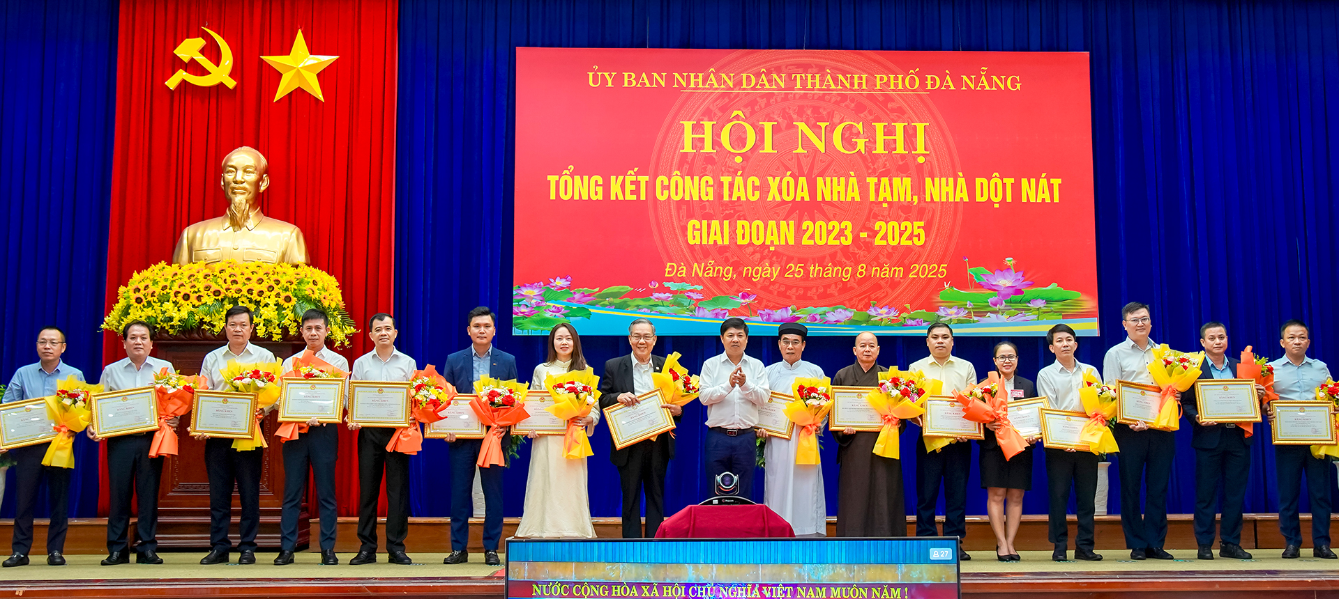 Đại diện THACO (thứ 6, từ phải sang) nhận bằng khen vì những đóng góp tích cực trong Phong trào thi đua “Cả nước chung tay xóa nhà tạm, nhà dột nát” năm 2025 Đại diện THACO (thứ 6, từ phải sang) nhận bằng khen vì những đóng góp tích cực trong Phong trào thi đua “Cả nước chung tay xóa nhà tạm, nhà dột nát” năm 2025