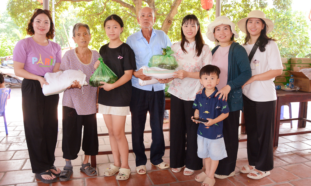 Bắc Ninh trao tặng nhiều phần quà ý nghĩa cho người tàn tật sau bệnh phong