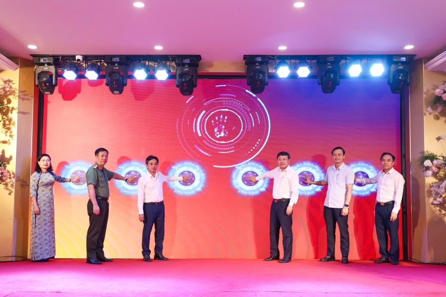 Các đồng chí lãnh đạo tỉnh Hà Tĩnh ấn nút phát động phong trào “Bình dân học vụ số” gắn với “Học tập số” vào ngày 19/6/2025. Các đồng chí lãnh đạo tỉnh Hà Tĩnh ấn nút phát động phong trào “Bình dân học vụ số” gắn với “Học tập số” vào ngày 19/6/2025.