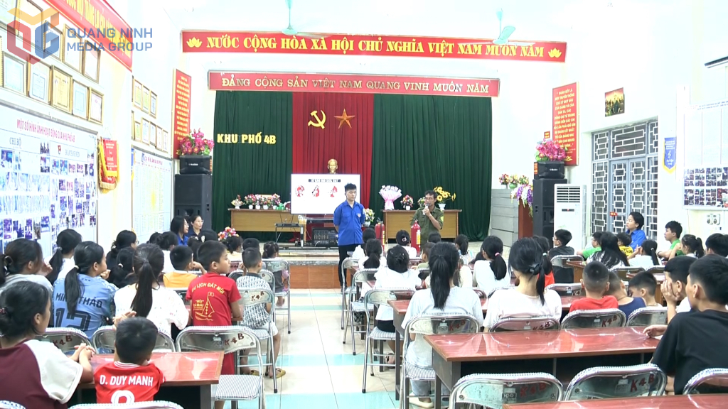 Trẻ em khu phố 4B, phường Hà Tu, học kỹ năng phòng, chống cháy nổ trong dịp hè năm 2025.