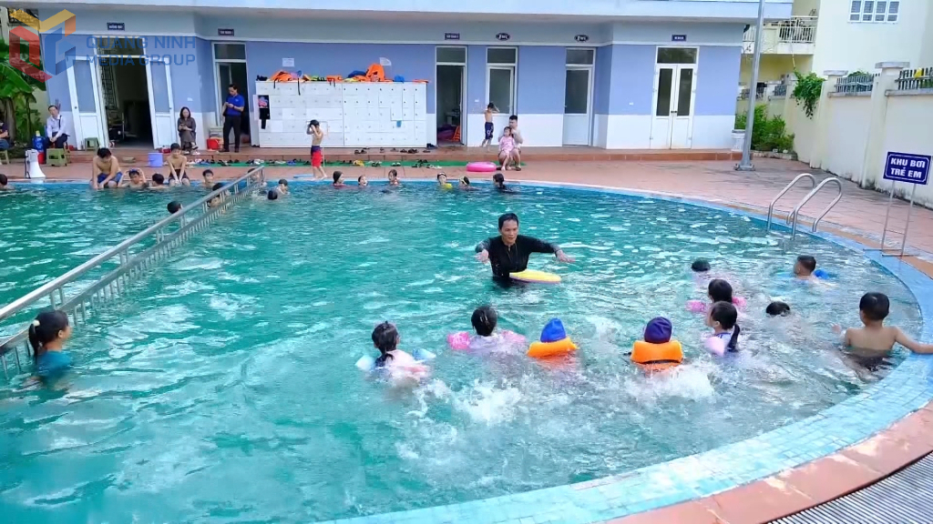 Trẻ em xã Bình Liêu được học kỹ năng bơi tại bể bơi Thanh thiếu niên Bình Liêu.