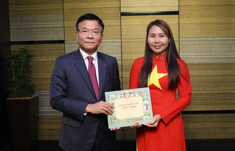 Bà Lê Thị Thương tặng Phó Thủ tướng cuốn sách Lược sử nước Việt bằng tranh - Ảnh: VGP/Đức Tuân