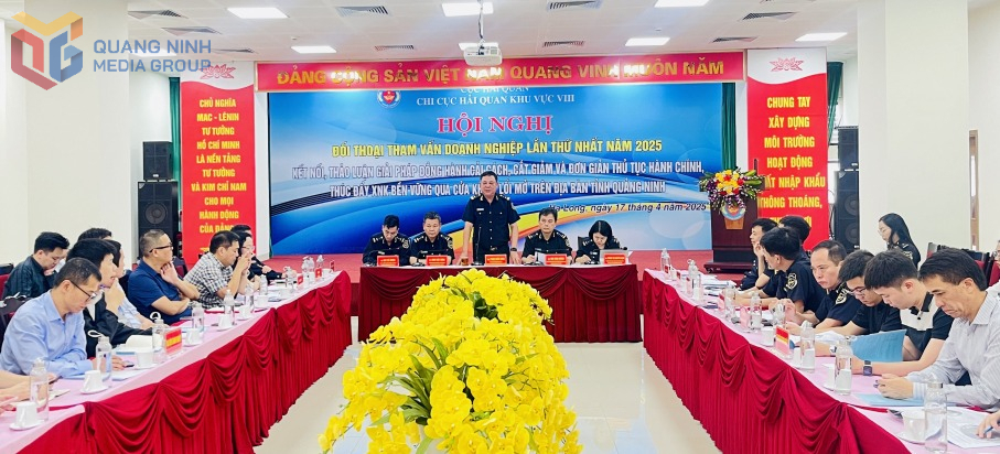 Lãnh đạo Chi cục Hải quan khu vực VIII trực tiếp giải đáp các ý kiến của doanh nghiệp tại hội nghị đối thoại, tham vấn doanh nghiệp lần thứ nhất năm 2025, tháng 4/2025.