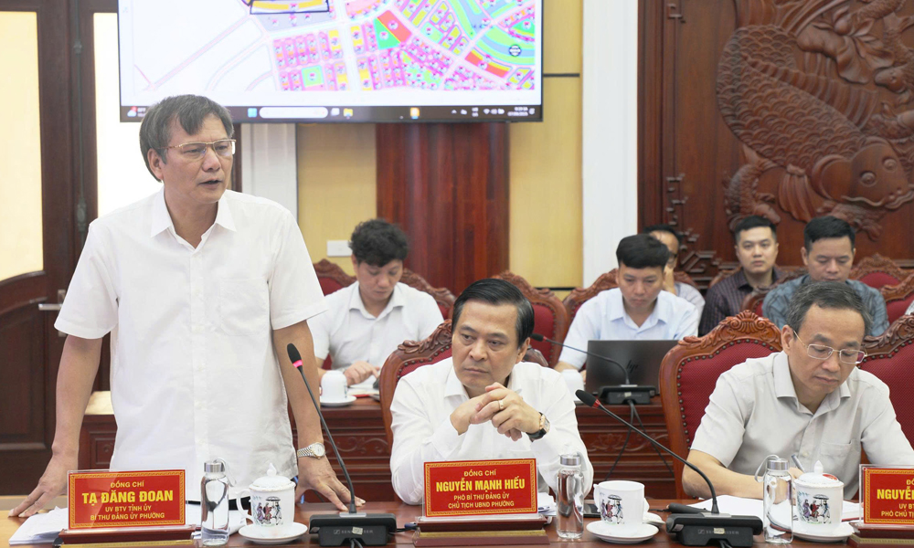 Đồng chí Tạ Đăng Đoan, Bí thư Đảng ủy phường Kinh Bắc phát biểu tại hội nghị .