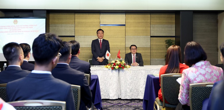 Phó Thủ tướng Chính phủ Lê Thành Long gặp mặt Cộng đồng người Việt Nam tại Kansai - Ảnh: VGP/Đức Tuân