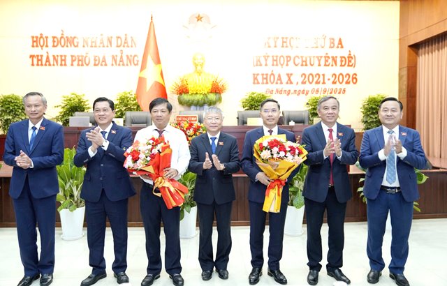 Thường trực HĐND thành phố Đà Nẵng tặng hoa chúc mừng Bí thư Thành ủy Lương Nguyễn Minh Triết (thứ 3, bên trái sang) và Chủ tịch UBND thành phố Phạm Đức Ấn (thứ ba, bên phải sang).