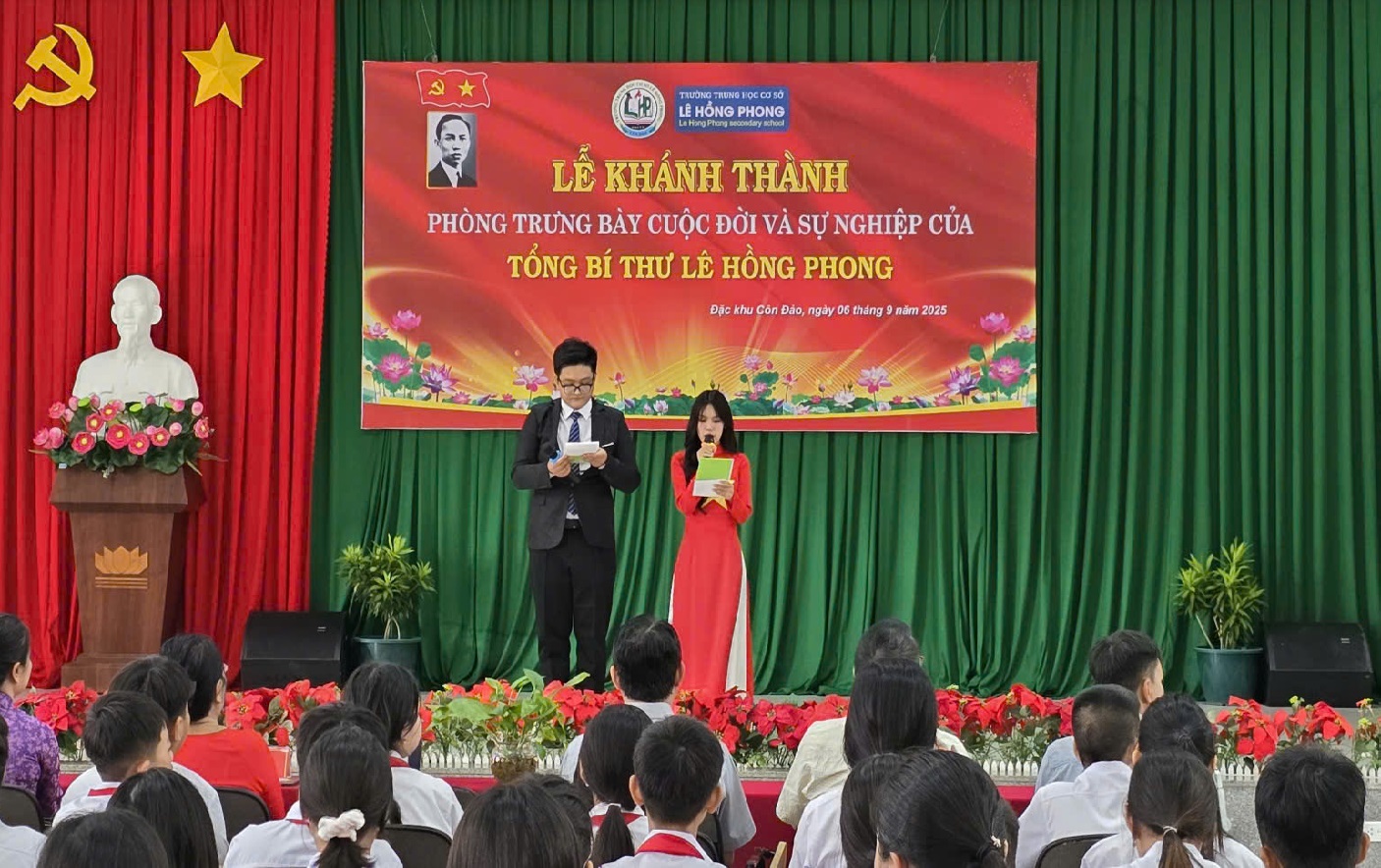 Lễ khánh thành phòng trưng bày cuộc đời và sự nghiệp Tổng Bí thư Lê Hồng Phong tại Trường THCS Lê Hồng Phong, Đặc khu Côn Đảo Lễ khánh thành phòng trưng bày cuộc đời và sự nghiệp Tổng Bí thư Lê Hồng Phong tại Trường THCS Lê Hồng Phong, Đặc khu Côn Đảo