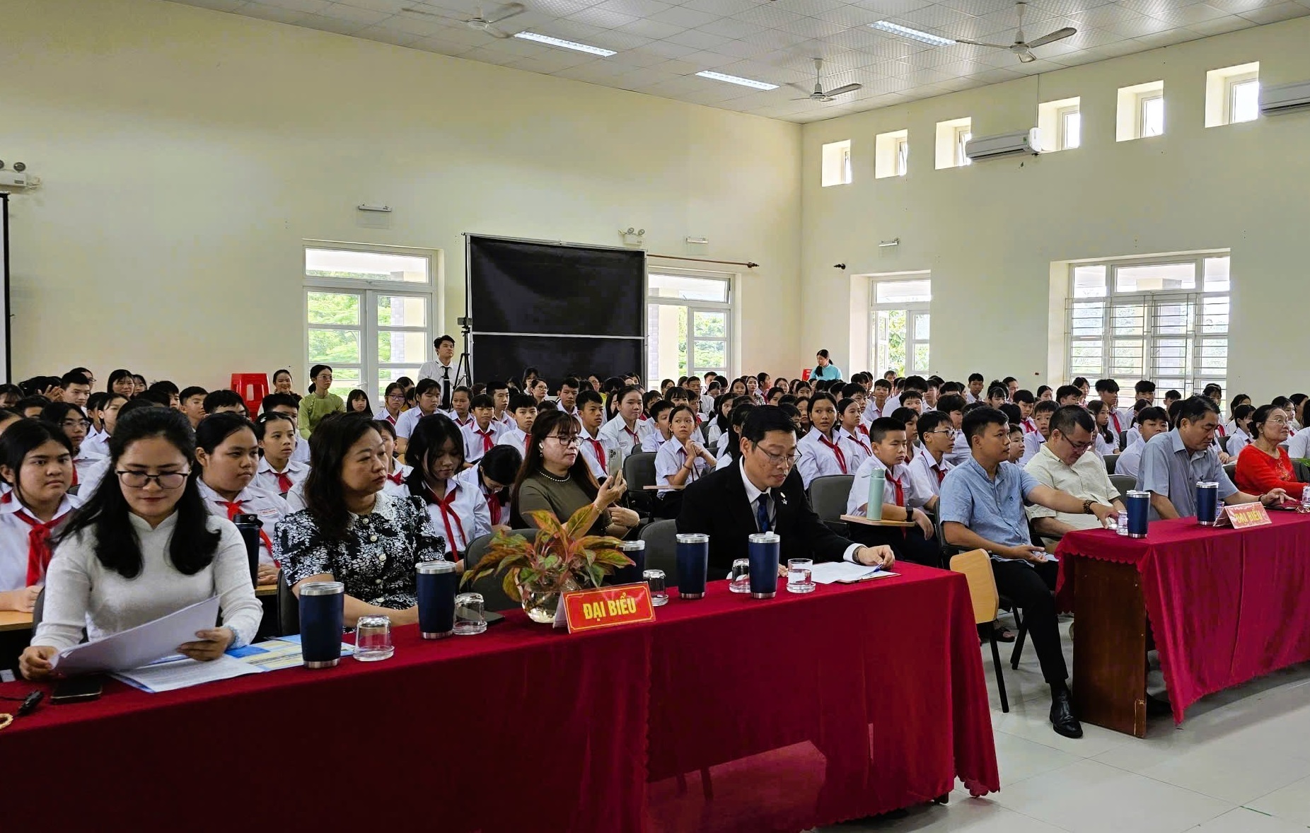 Toàn cảnh lễ khánh thành phòng trưng bày cuộc đời và sự nghiệp Tổng Bí thư Lê Hồng Phong tại Trường THCS Lê Hồng Phong, Đặc khu Côn Đảo. Toàn cảnh lễ khánh thành phòng trưng bày cuộc đời và sự nghiệp Tổng Bí thư Lê Hồng Phong tại Trường THCS Lê Hồng Phong, Đặc khu Côn Đảo.
