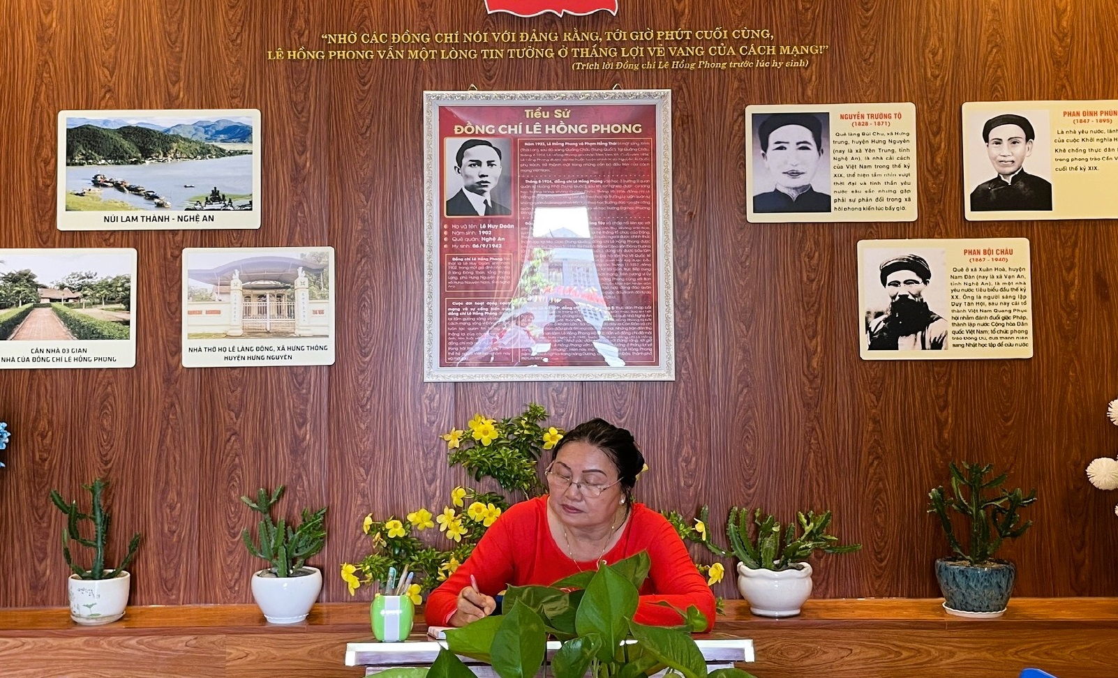 Bà Nguyễn Thị Hồng Xinh - Nguyên Đại biểu Quốc hội khóa XI, nguyên Phó Chủ tịch HĐND tỉnh Bà Rịa - Vũng Tàu, Nhà tài trợ chính sổ ghi cảm tưởng tại phòng trưng bày. Bà Nguyễn Thị Hồng Xinh - Nguyên Đại biểu Quốc hội khóa XI, nguyên Phó Chủ tịch HĐND tỉnh Bà Rịa - Vũng Tàu, Nhà tài trợ chính sổ ghi cảm tưởng tại phòng trưng bày.