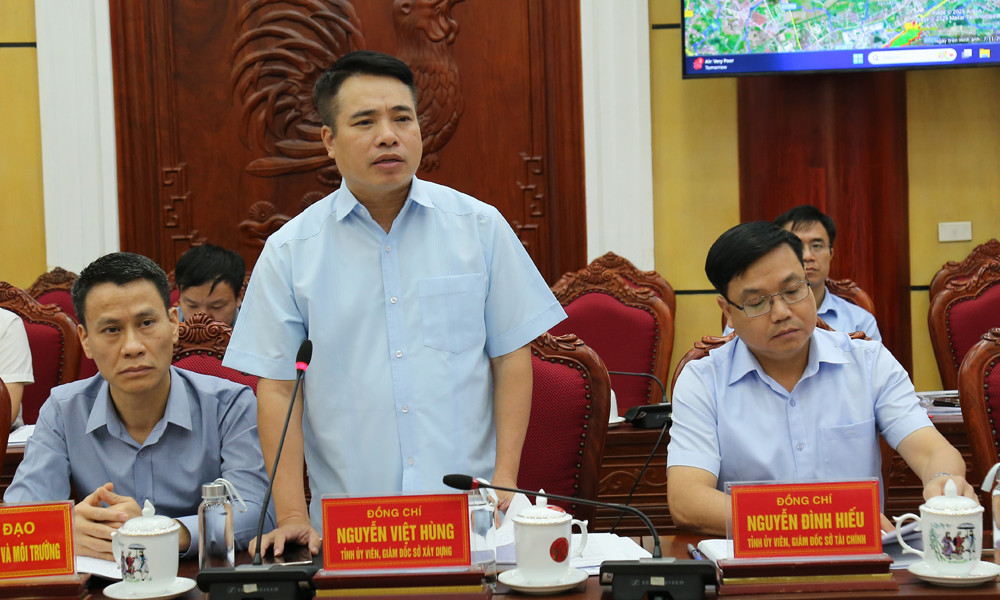 Đồng chí Nguyễn Việt Hùng Giám đốc Sở Xây dựng phát biểu tại hội nghị.