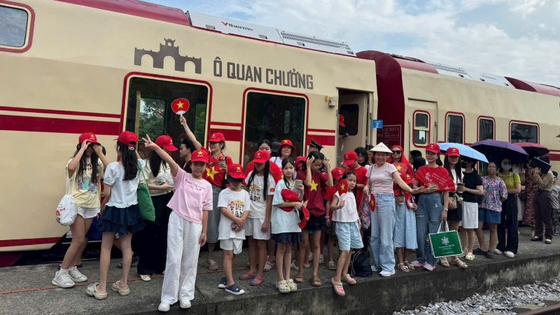 Du khách hào hứng trải nghiệm tuyến tàu du lịch mới của Hà Nội