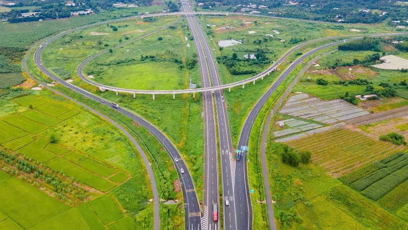 Đến nay, tổng chiều dài đường bộ cao tốc cả nước đã gần chạm mốc 2.500km, giúp tăng hiệu quả đầu tư, giảm chi phí logistics, mở ra không gian mới... Đến nay, tổng chiều dài đường bộ cao tốc cả nước đã gần chạm mốc 2.500km, giúp tăng hiệu quả đầu tư, giảm chi phí logistics, mở ra không gian mới...