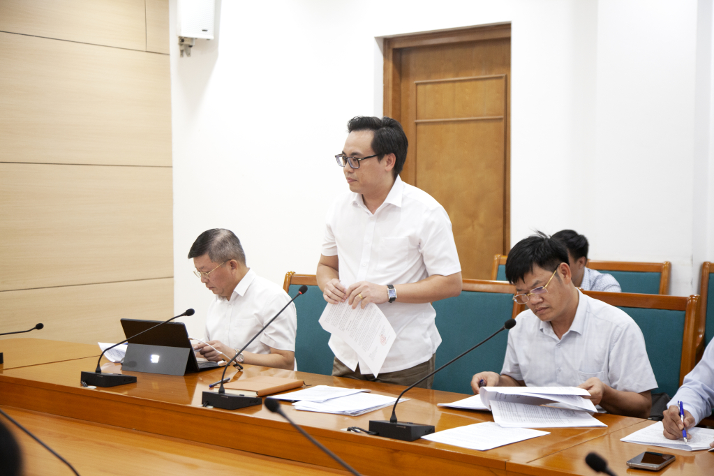 Lãnh đạo UBND phường Cửa Ông báo cáo công tác GPMB của dự án Nhà máy điện khí LNG Quảng Ninh. Lãnh đạo UBND phường Cửa Ông báo cáo công tác GPMB của dự án Nhà máy điện khí LNG Quảng Ninh.