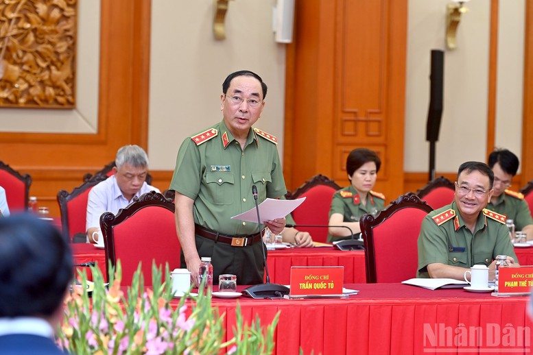Thượng tướng Trần Quốc Tỏ, Phó Bí thư Đảng ủy Công an Trung ương, Thứ trưởng Công an trình bày báo cáo tại cuộc làm việc - Ảnh: Báo Nhân dân
