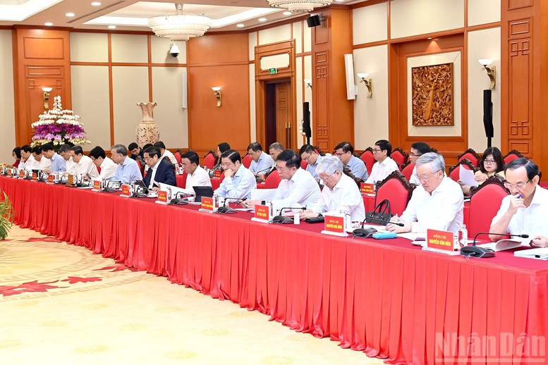 Tập thể Bộ Chính trị dự cuộc làm việc với Ban Thường vụ Đảng ủy Công an Trung ương - Ảnh: Báo Nhân dân