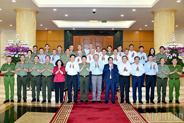 Tổng Bí thư Tô Lâm và các đồng chí lãnh đạo Đảng, Nhà nước với Ban Thường vụ Đảng ủy Công an Trung ương tại cuộc làm việc - Ảnh: Báo Nhân dân