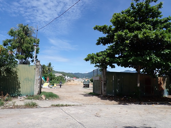 Cổng vào khu đất Dự án Khu nhà ở xã hội Vĩnh Hải tại khu đất Trại Gà, đường Đào Văn Tiến, phường Bắc Nha Trang, tỉnh Khánh Hòa