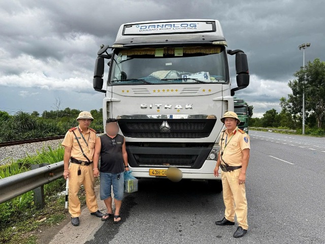 Quảng Trị: Phát hiện xe container vận chuyển pháo nổ trái phép