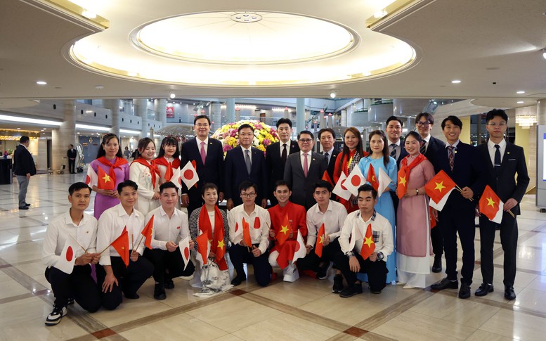 Phó Thủ tướng Lê Thành Long và bà con kiều bào - Ảnh: VGP/Đức Tuân