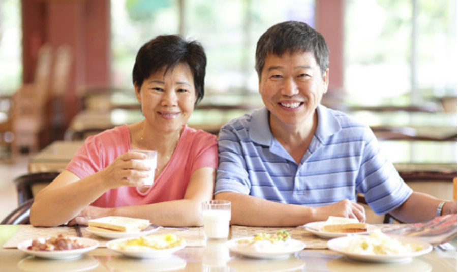 Người cao tuổi cần có chế độ ăn uống hợp lý để bảo vệ thính lực