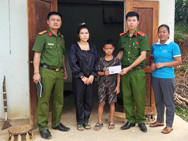 Công an xã Tam Thái thăm hỏi, tặng quà cho em Vi Văn Sâm. Công an xã Tam Thái thăm hỏi, tặng quà cho em Vi Văn Sâm.