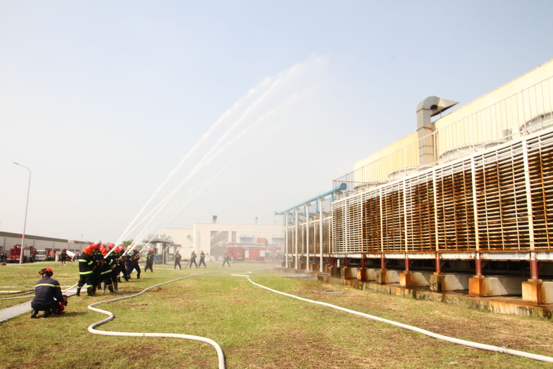 Các lực lượng tham gia diễn tập tại hiện trường Các lực lượng tham gia diễn tập tại hiện trường