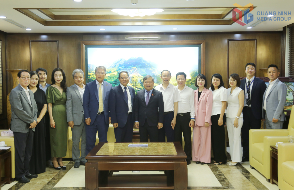 Bí thư Tỉnh ủy Quảng Ninh chụp ảnh lưu niệm cùng nguyên Đại sứ Hàn Quốc tại Việt Nam và đoàn công tác.