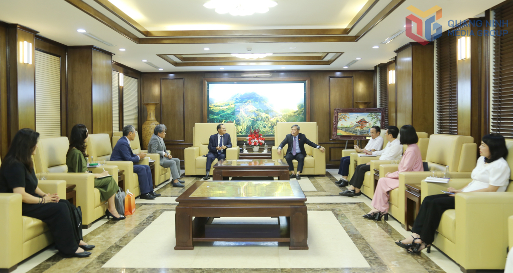 Ông Vũ Đại Thắng, Ủy viên Trung ương Đảng, Bí thư Tỉnh ủy, Trưởng đoàn ĐBQH tỉnh Quảng Ninh tiếp xã giao nguyên Đại sứ Hàn Quốc tại Việt Nam và đại diện một số doanh nghiệp Hàn Quốc đang tìm hiểu cơ hội hợp tác tại Quảng Ninh.