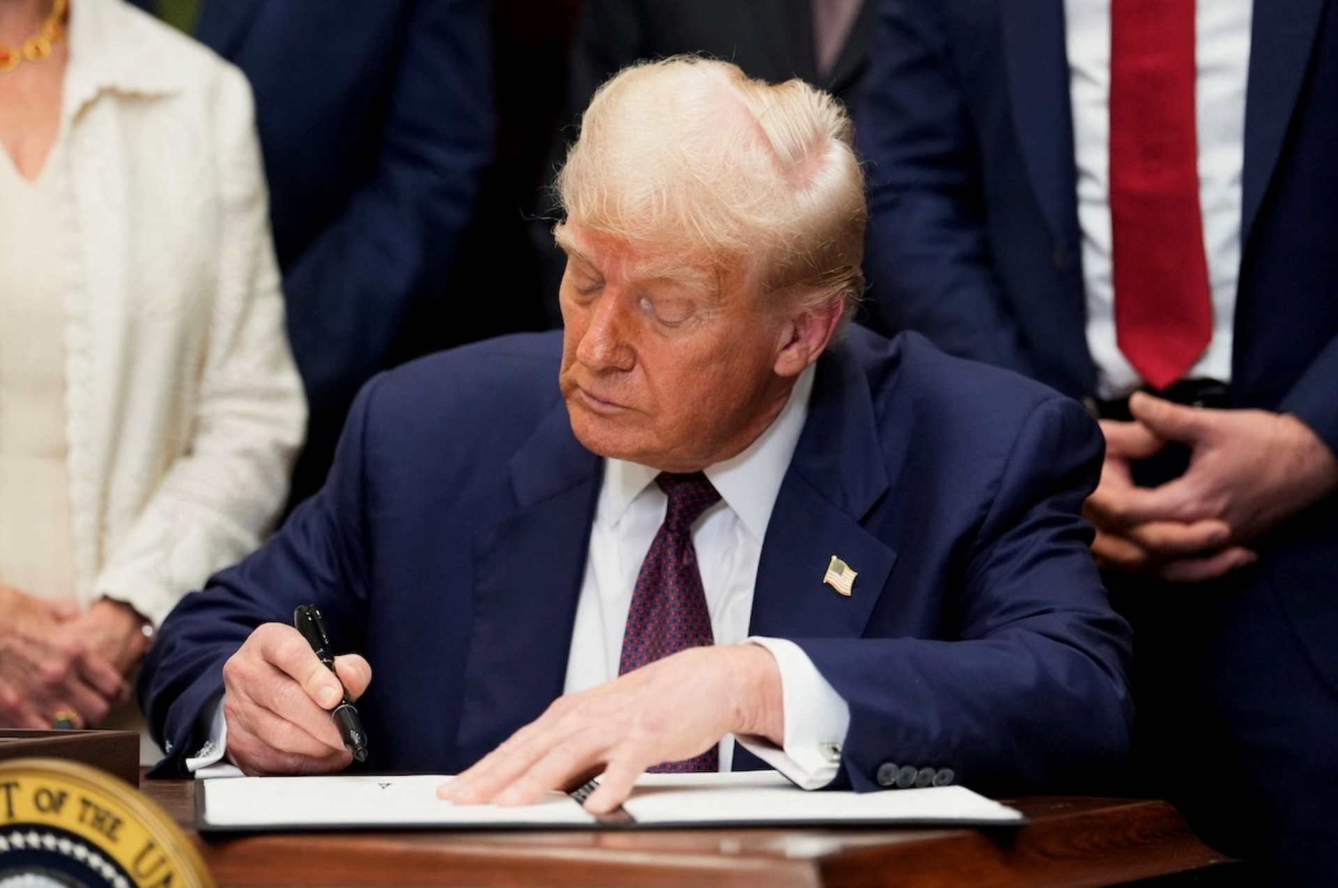 Tổng thống Trump ký sắc lệnh miễn trừ thuế quan cho một số quốc gia đã đạt thoả thuận Tổng thống Trump ký sắc lệnh miễn trừ thuế quan cho một số quốc gia đã đạt thoả thuận