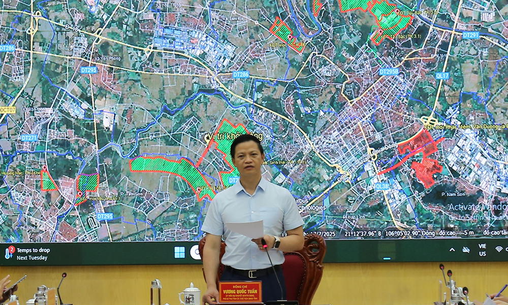 Chủ tịch UBND tỉnh Vương Quốc Tuấn phát biểu tại hội nghị.