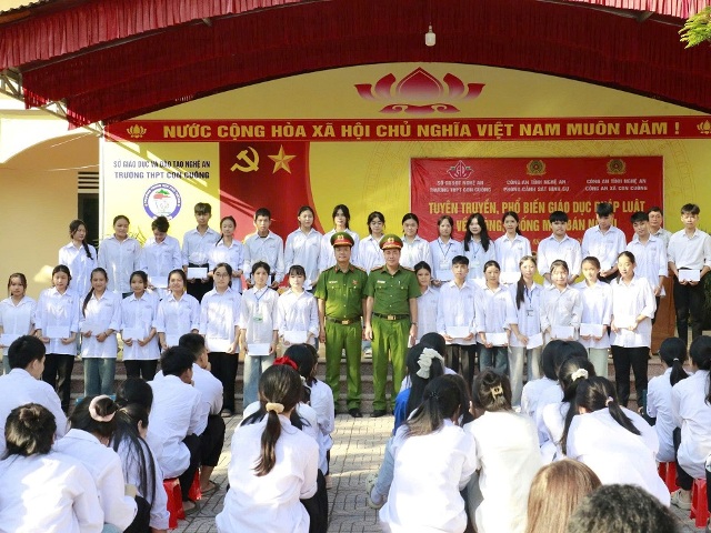 Công an tỉnh Nghệ An trao tặng các suất quà tới các em học sinh có hoàn cảnh khó khăn học giỏi.