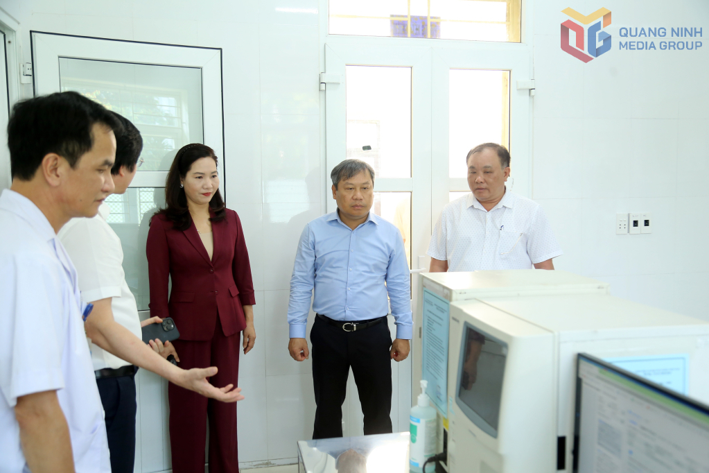 Ông Vũ Đại Thắng, Ủy viên Trung ương Đảng, Bí thư Tỉnh ủy, Trưởng Đoàn ĐBQH tỉnh Quảng Ninh, kiểm tra trang thiết bị phục vụ công tác khám bệnh tại Phòng khám đa khoa khu vực Nam Khê, phường Vàng Danh.