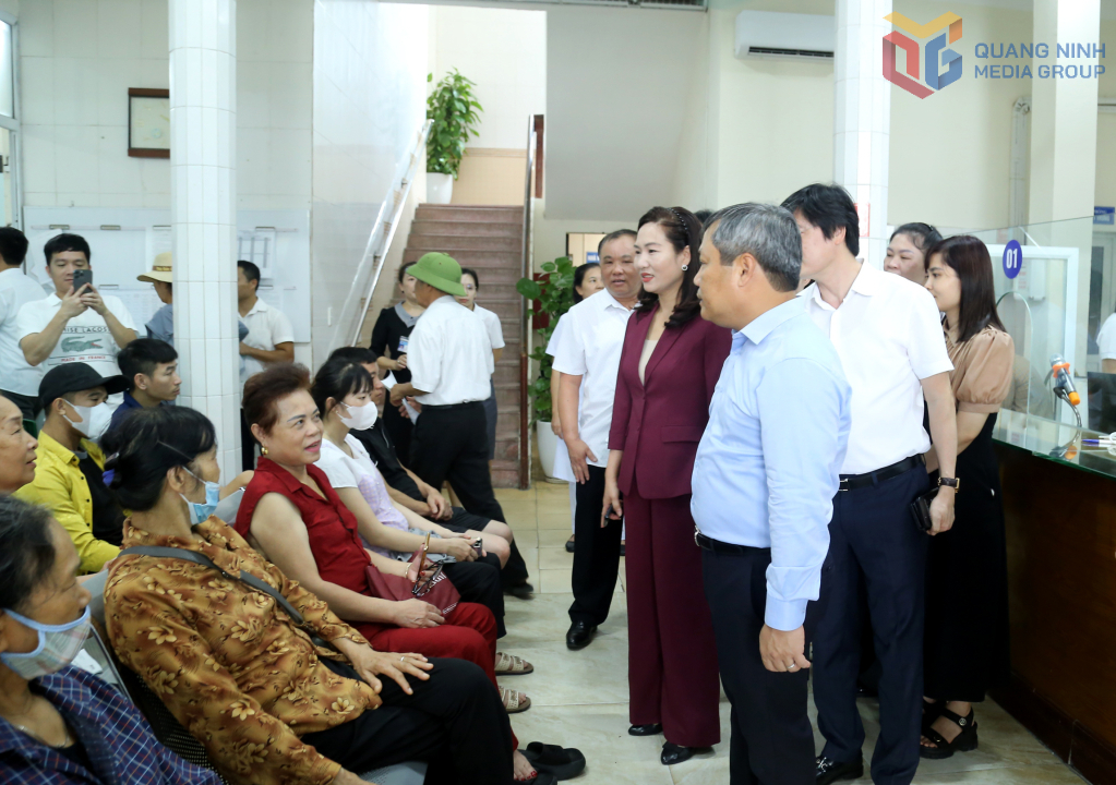 Bí thư Tỉnh ủy Quảng Ninh trò chuyện với người dân đến khám bệnh tại Trung tâm Y tế Uông Bí.