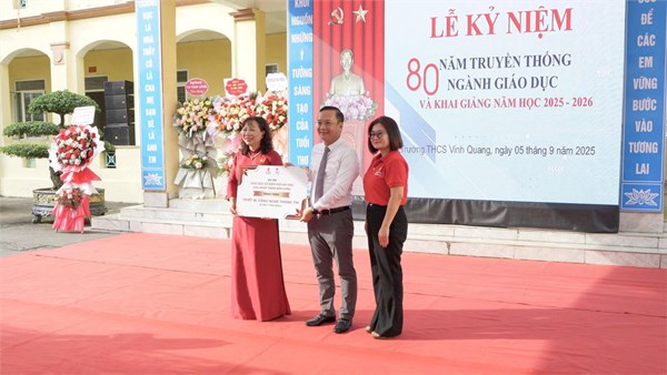 Đồng chí Uông Minh Long, Phó Giám đốc Sở Giáo dục và Đào tạo tiếp nhận 30 máy tính bảng từ Dự án Đồng chí Uông Minh Long, Phó Giám đốc Sở Giáo dục và Đào tạo tiếp nhận 30 máy tính bảng từ Dự án