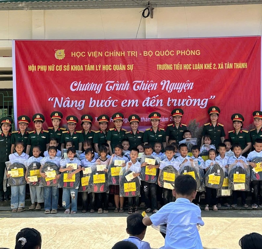 Hội Phụ nữ Khoa Tâm lý học quân sự - Học viện Chính trị đồng hành “Nâng bước em tới trường” tại Thanh Hóa