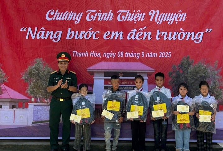 đoàn công tác đã trao tặng số quà trị giá gần 60 triệu đồng