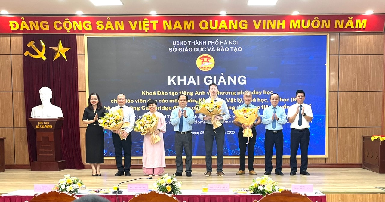 Lãnh đạo Sở GD&ĐT Hà Nội tặng hoa đại diện đơn vị đối tác và học viên.