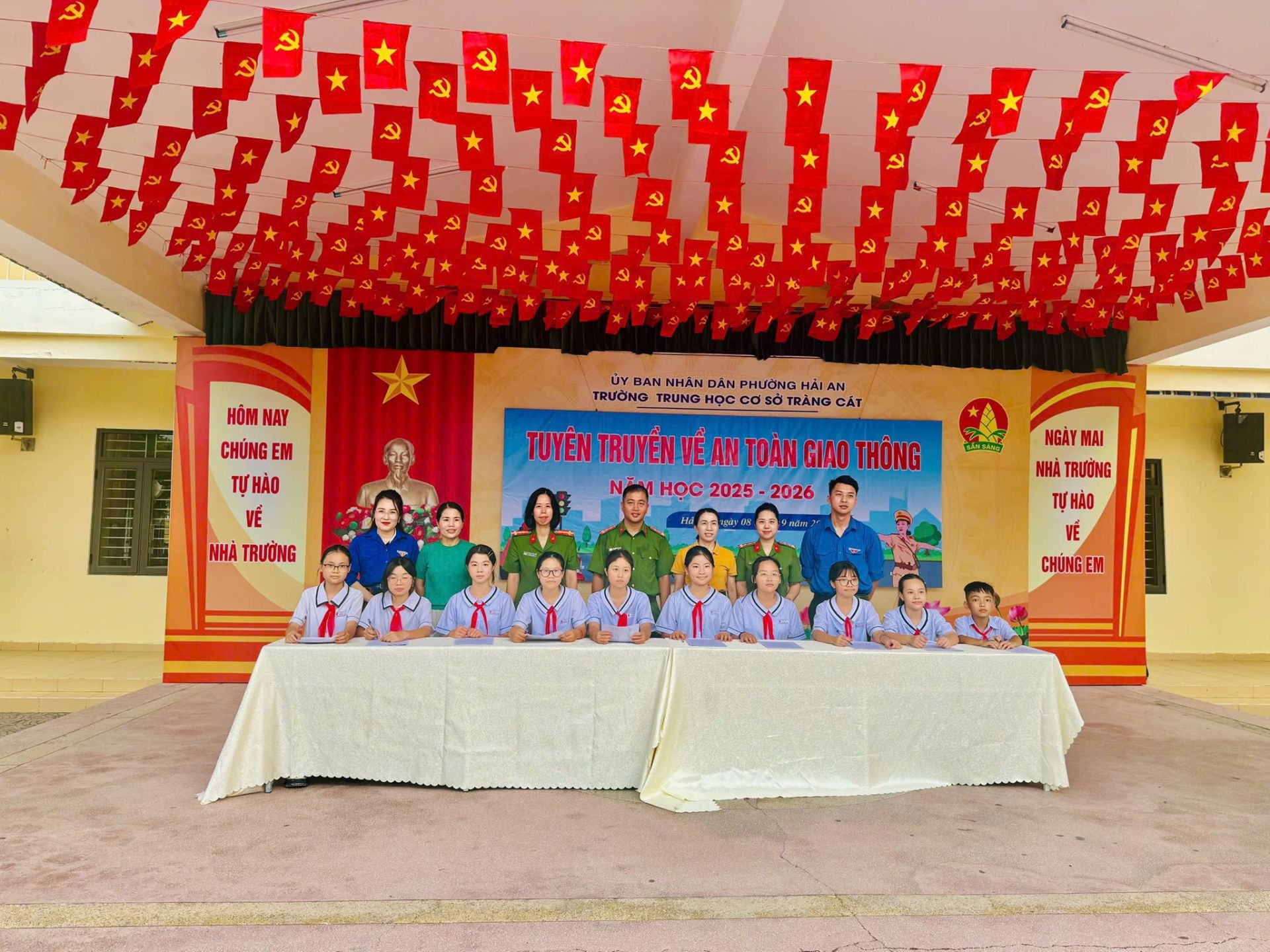 Học sinh Trường THCS Tràng Cát đã ký cam kết chấp hành nghiêm các quy định về an toàn giao thông Học sinh Trường THCS Tràng Cát đã ký cam kết chấp hành nghiêm các quy định về an toàn giao thông