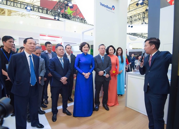 Lãnh đạo Ngân hàng Nhà nước tham quan trải nghiệm tại gian hàng VietinBank