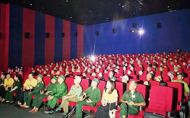 Các hội viên Hội Chiến sĩ Thành cổ Quảng Trị 1972 tại Nghệ An dự chiếu phim 